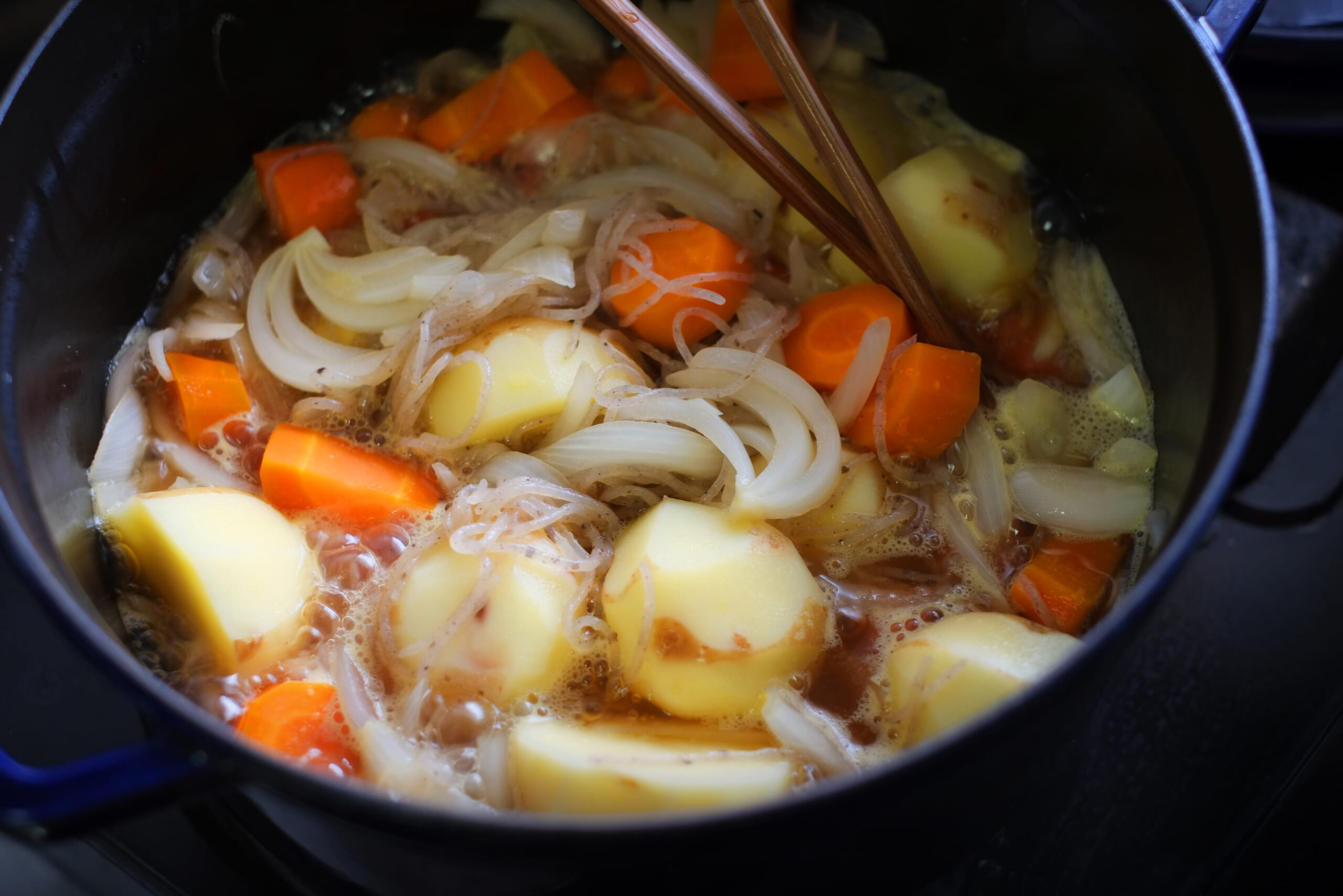 キッチンで調味料を計量し健康的な料理を作る様子