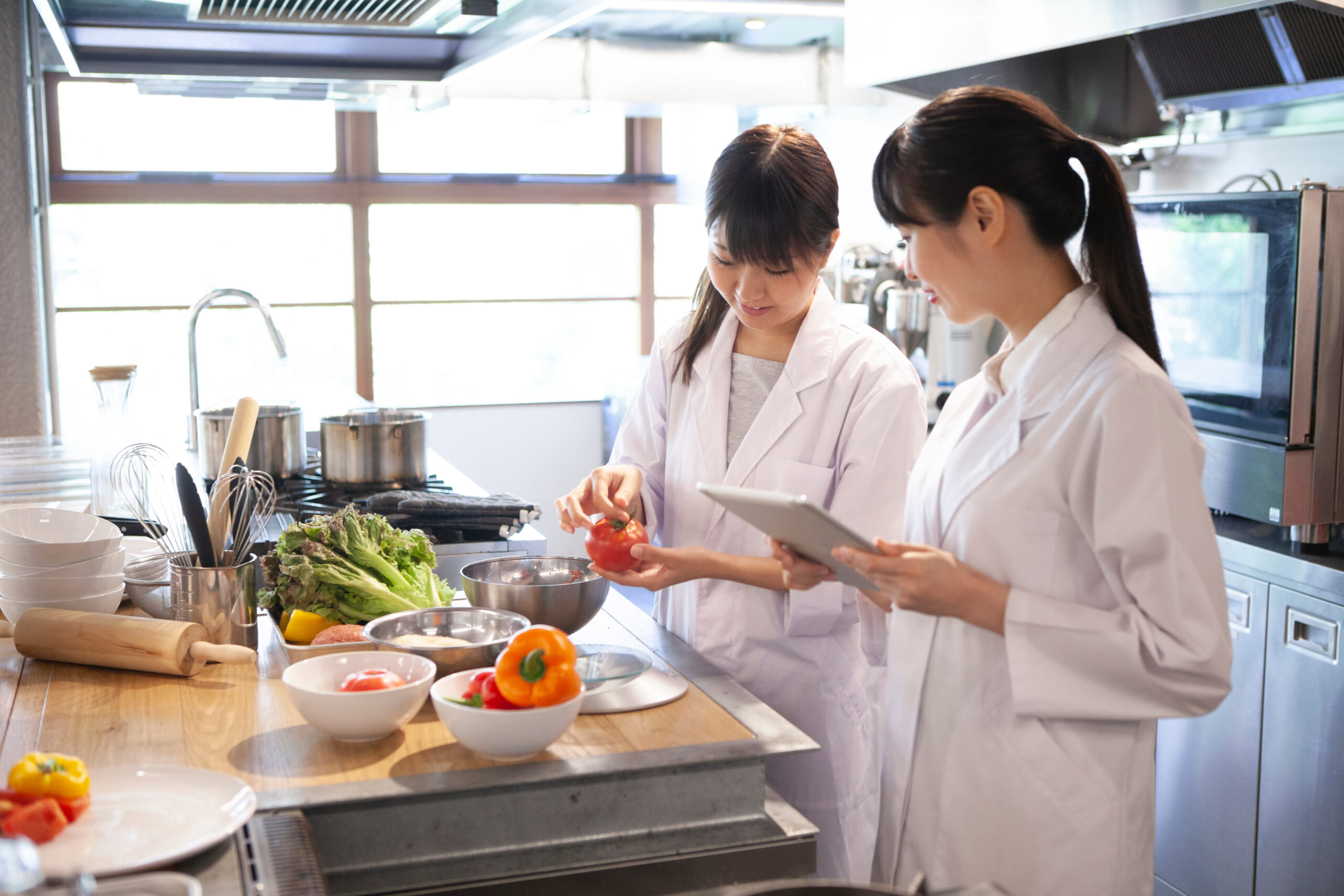 食材の内部まで水分と調味料が浸透していくイメージ