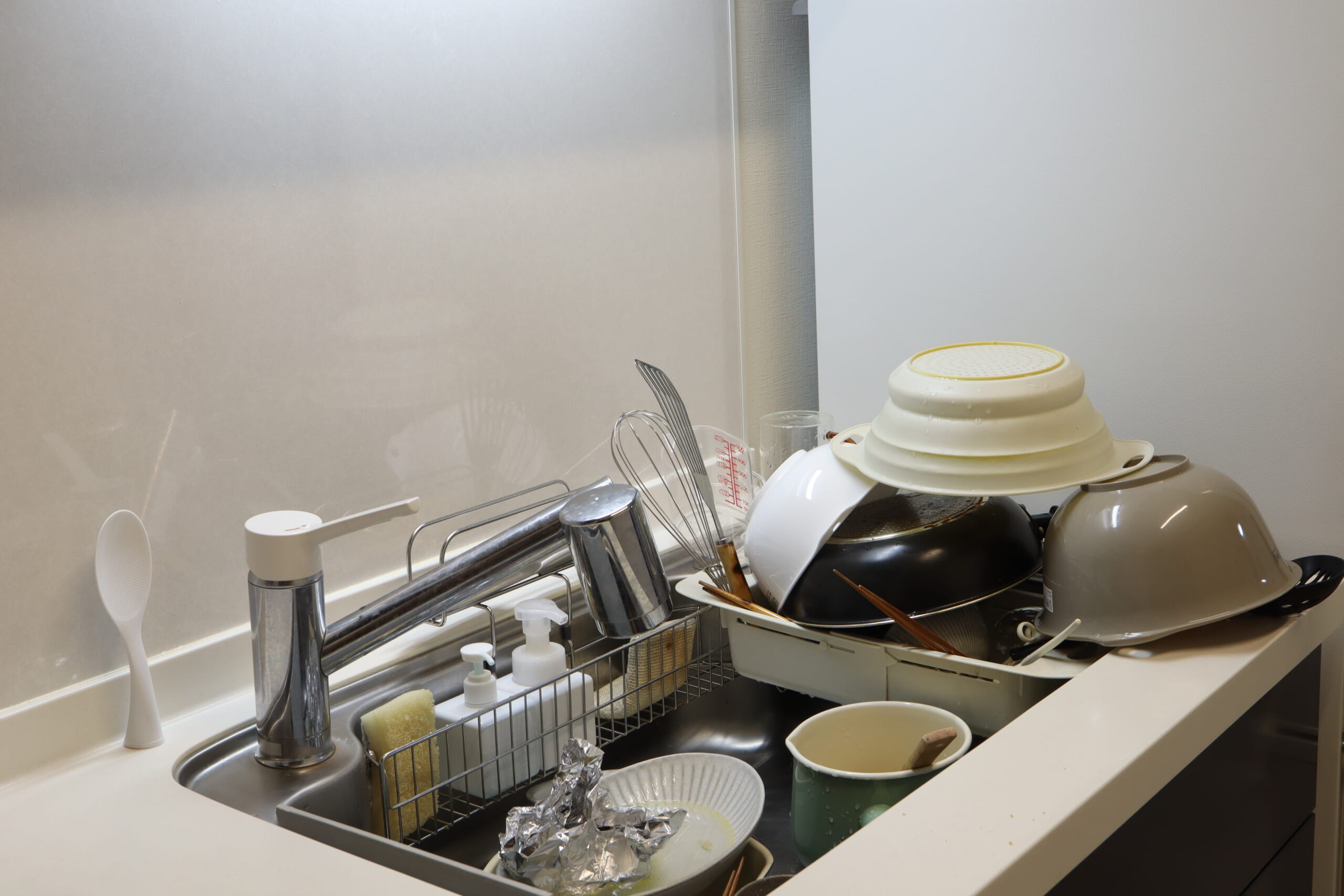 料理後のギトギトした油汚れがついたお皿