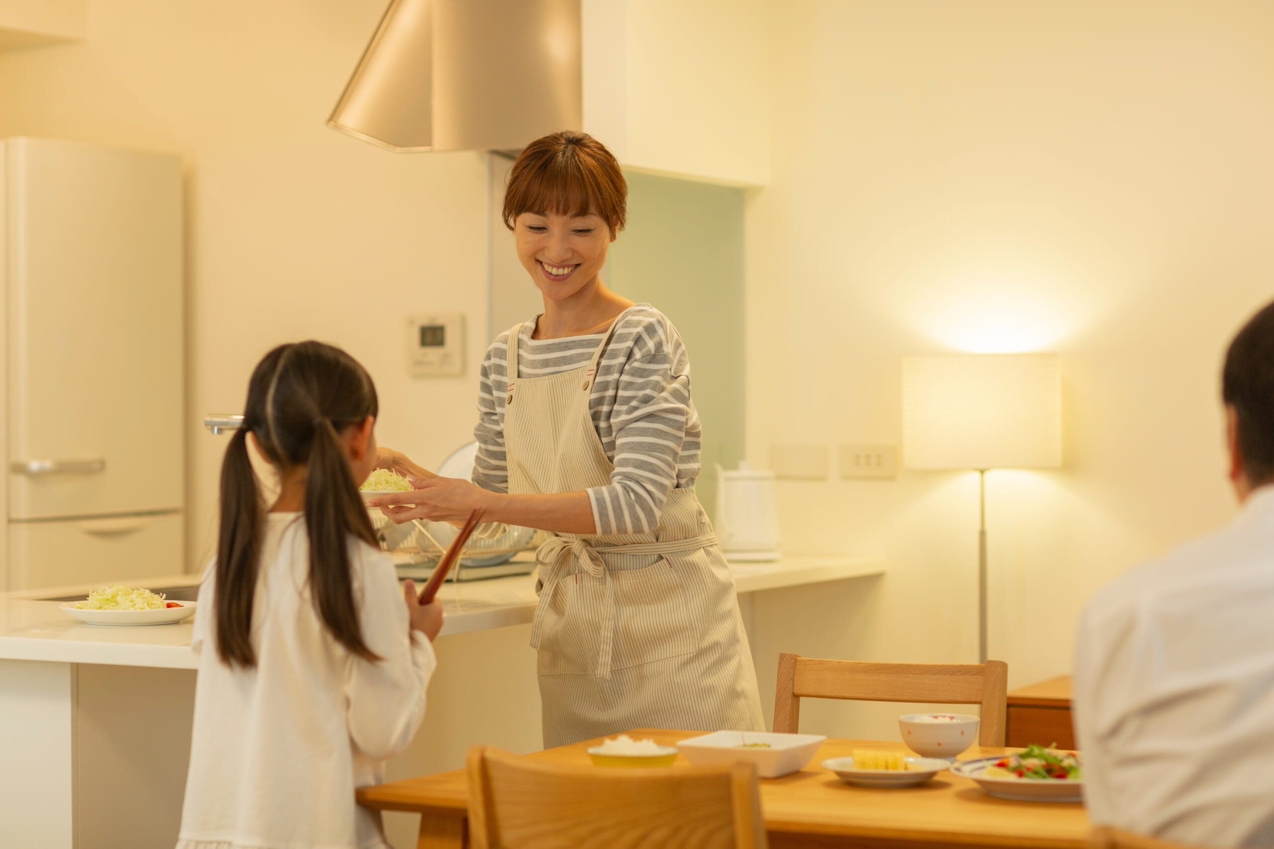 夜遅くにサッと食事を準備する様子