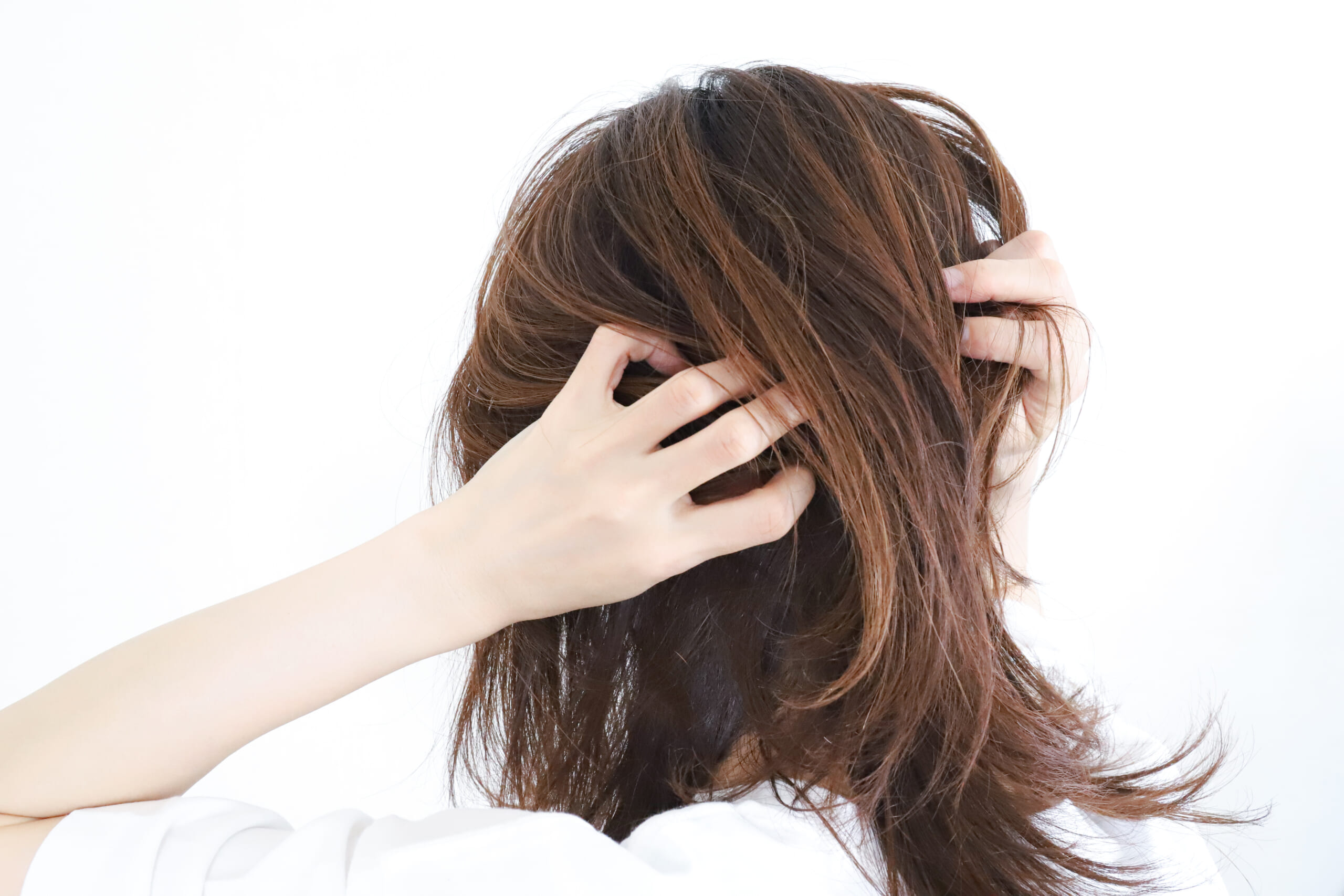 健康な髪とダメージを受けた髪の比較写真