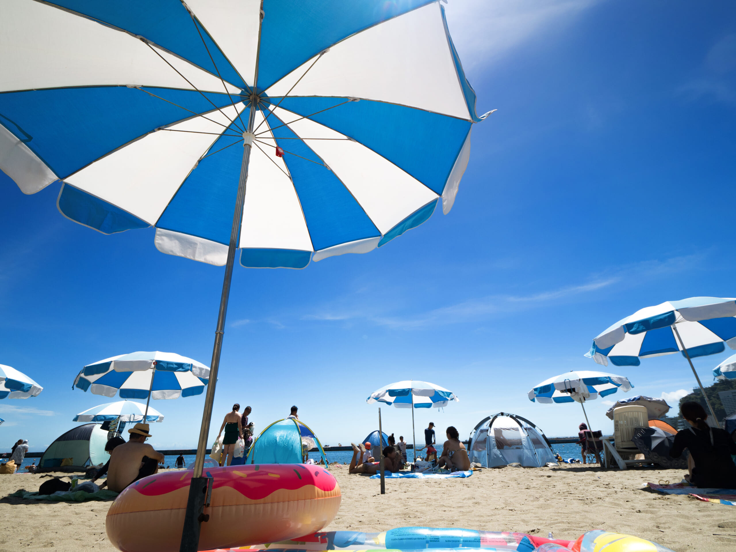 夏の海やプールでシャワーを浴びるシーン