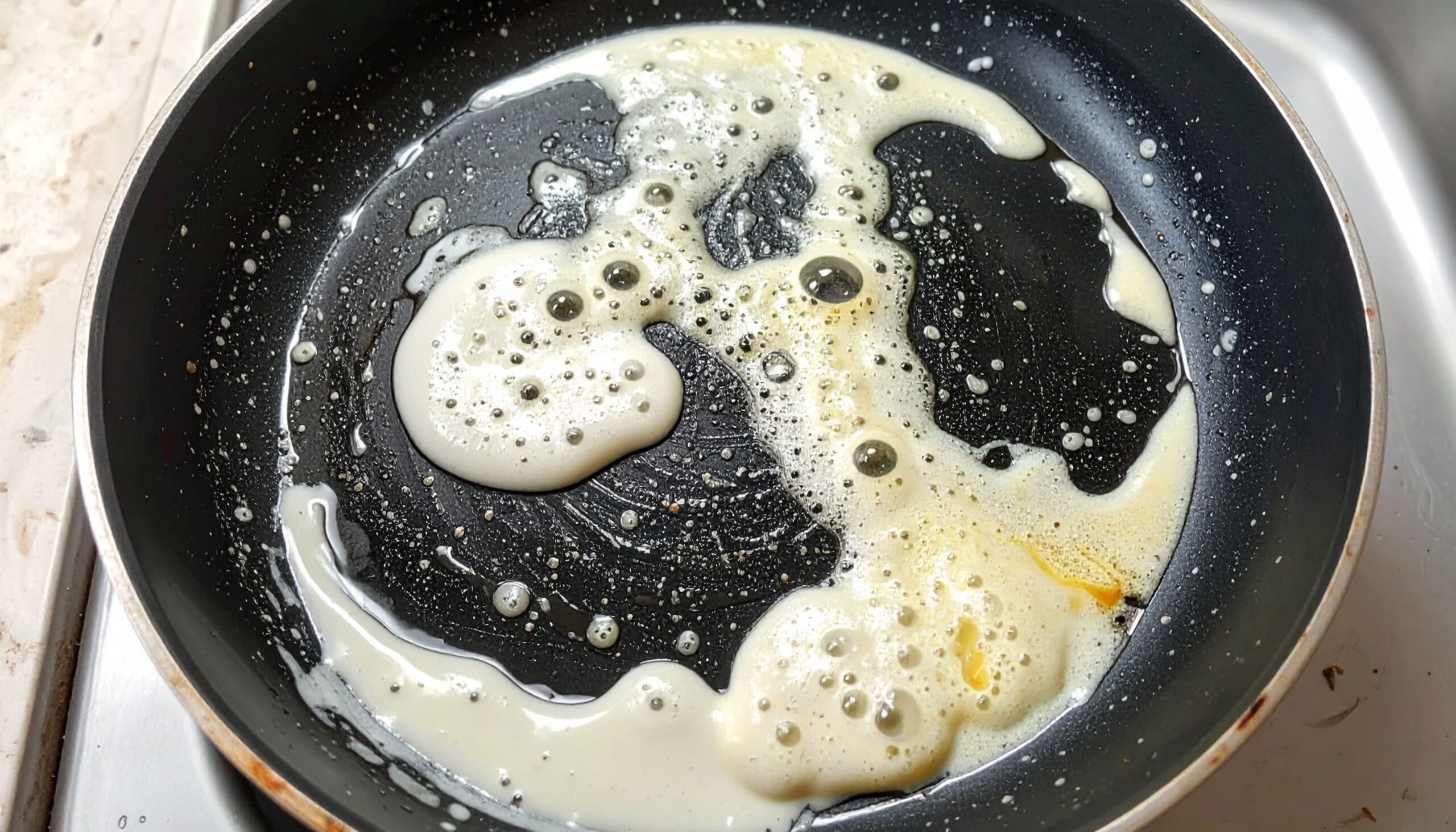 冬の低水温で固まるフライパンの油汚れ